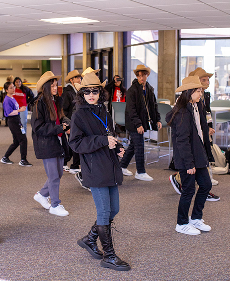 Taiwanese delegation line dancing