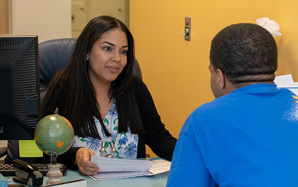 Student talks with a staff member in the cashier's office